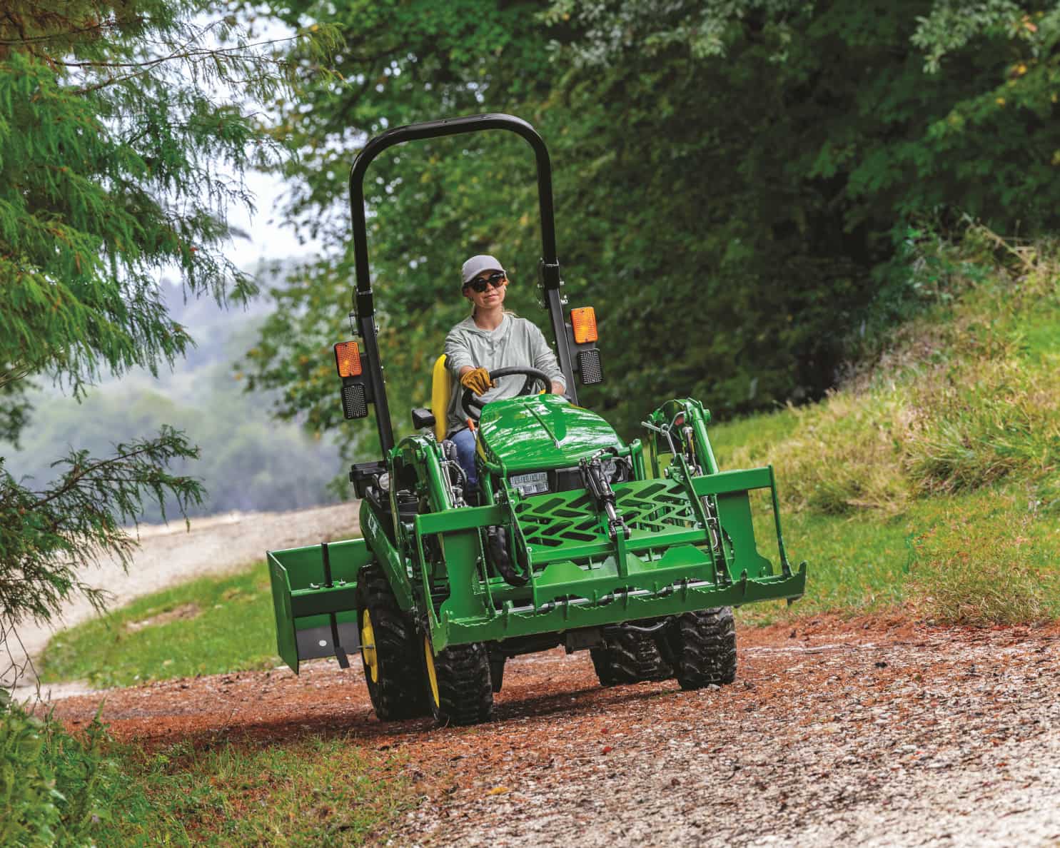 1025R-Compact-Tractor_69362-1-min-1