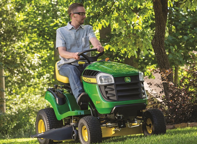 E100-Lawn-Tractor_r4d102231_lowres